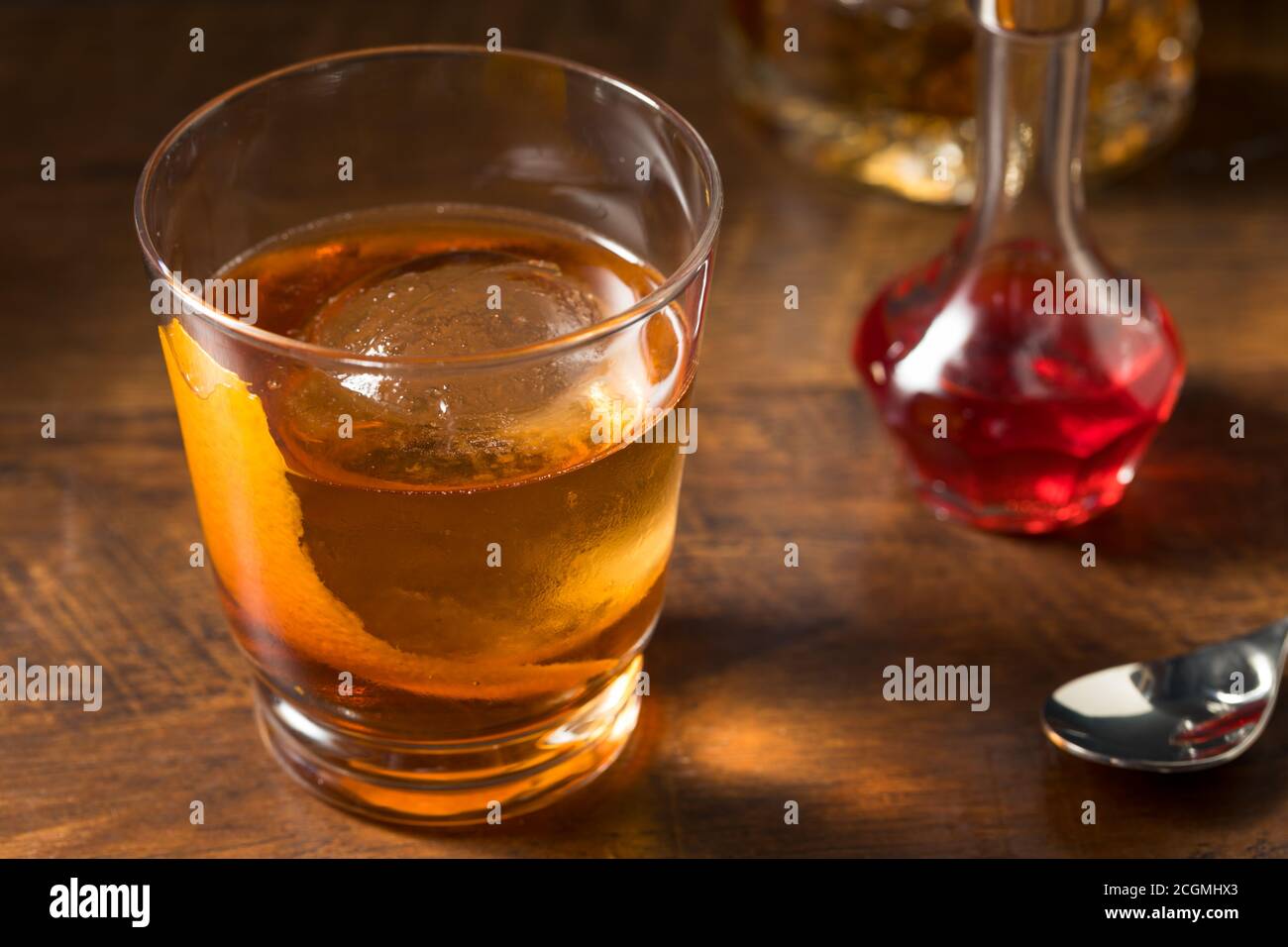 Erfrischender Rye Whiskey Vieux Carre Cocktail mit Orange und Wermut Stockfoto