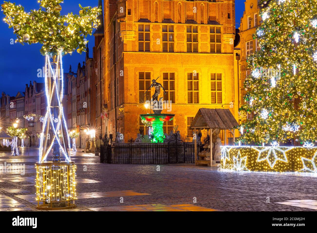 Weihnachten lange Marktstraße mit Neptunbrunnen in der Nacht in der Altstadt von Danzig, Polen Stockfoto