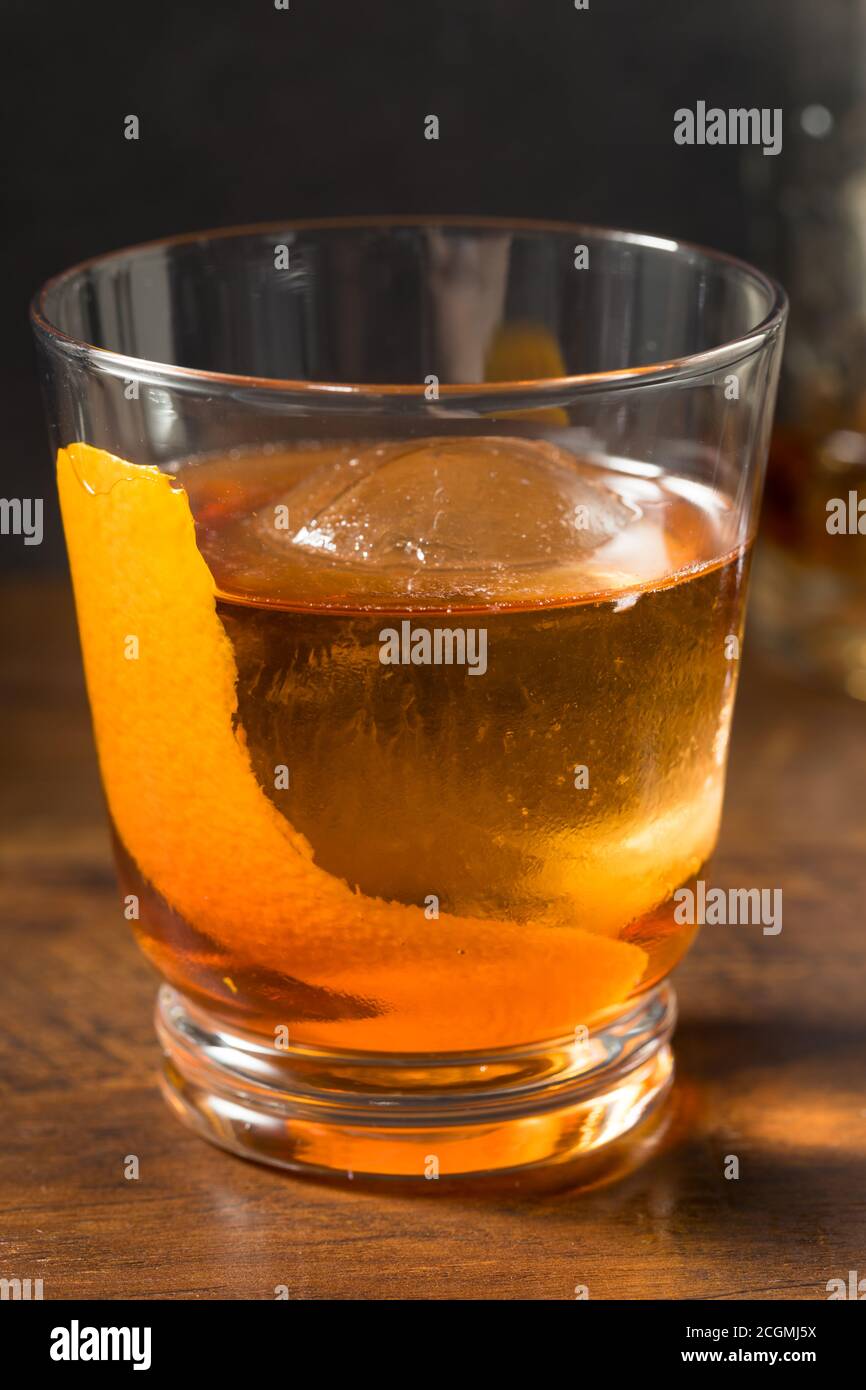 Erfrischender Rye Whiskey Vieux Carre Cocktail mit Orange und Wermut Stockfoto
