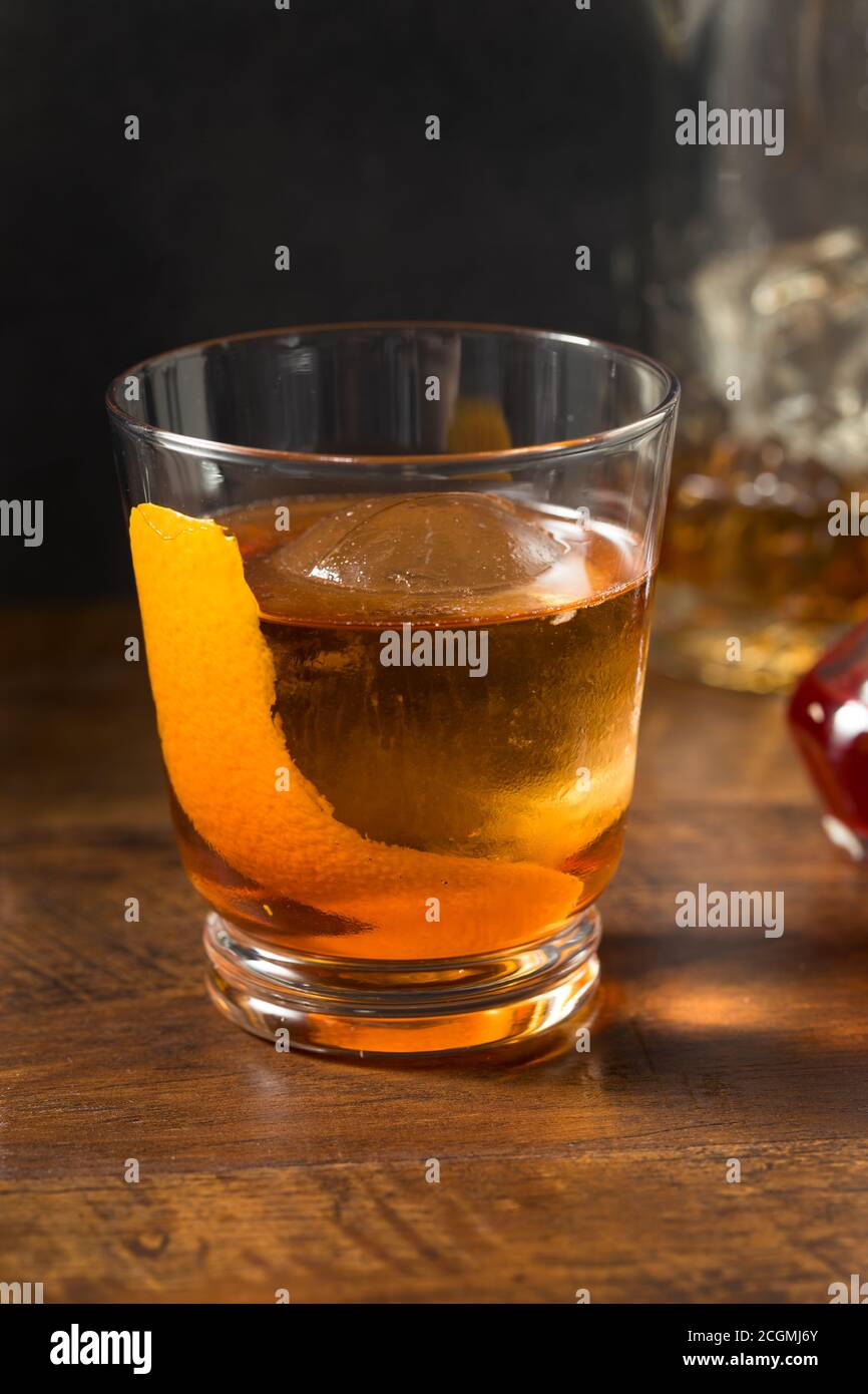 Erfrischender Rye Whiskey Vieux Carre Cocktail mit Orange und Wermut Stockfoto