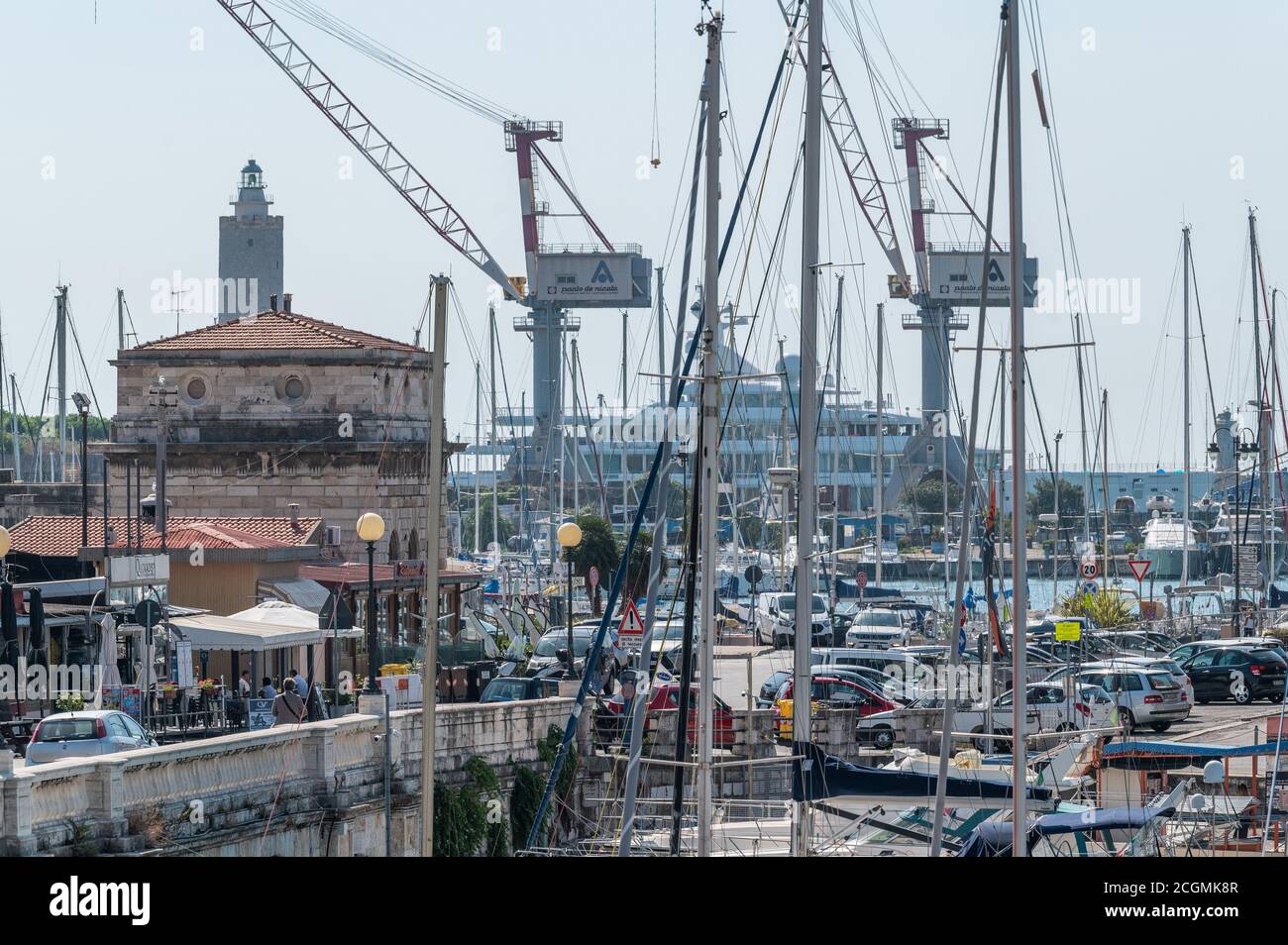 Segelboote und Kreuzfahrtschiffe im Hafen von Livorno, Toskana, Italien Stockfoto