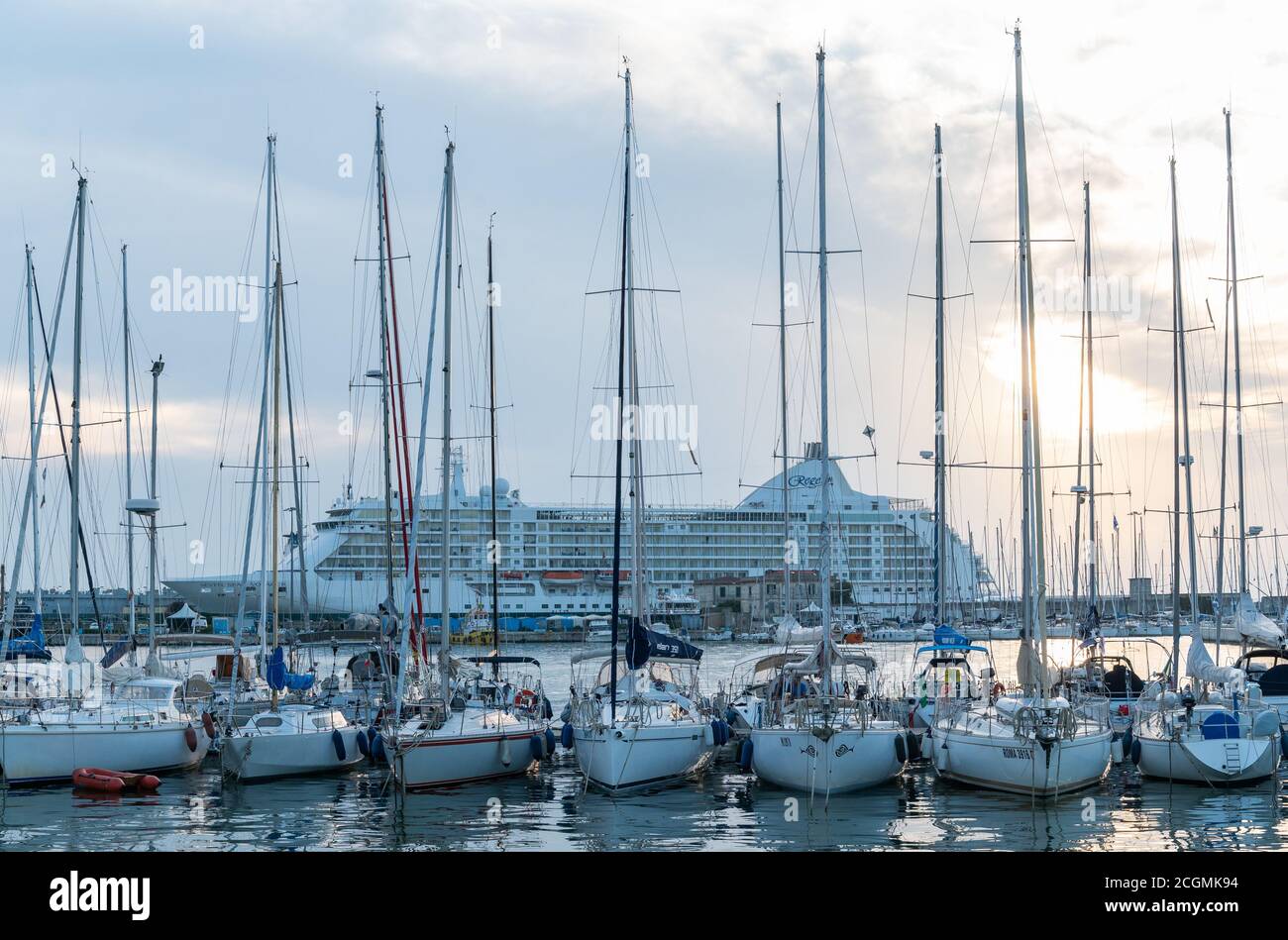 Segelboote und Kreuzfahrtschiffe im Hafen von Livorno, Toskana, Italien Stockfoto