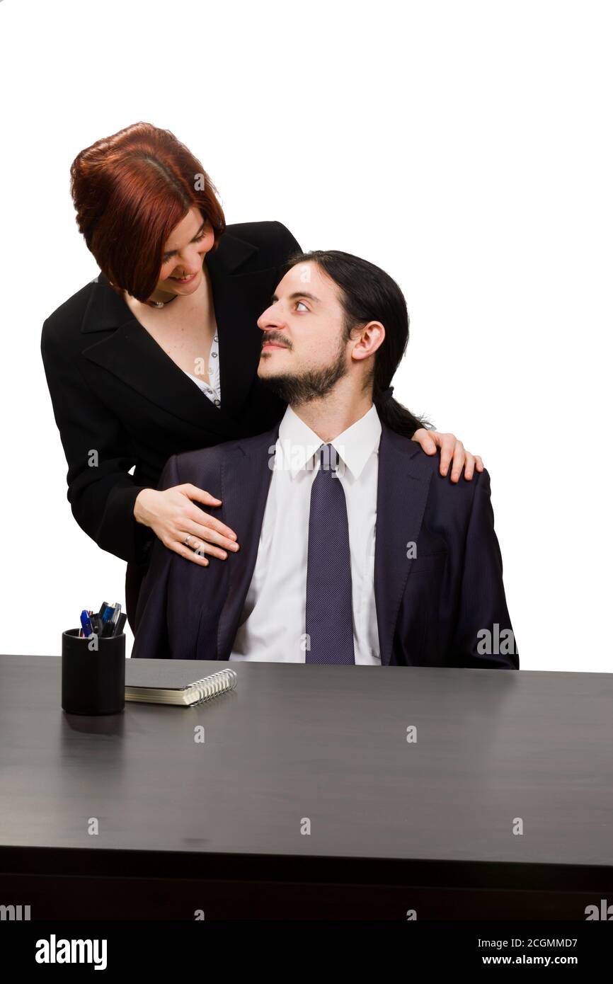 Ansicht eines Geschäftspaares mit einer Frau hinter einem Sitzender Mann Stockfoto