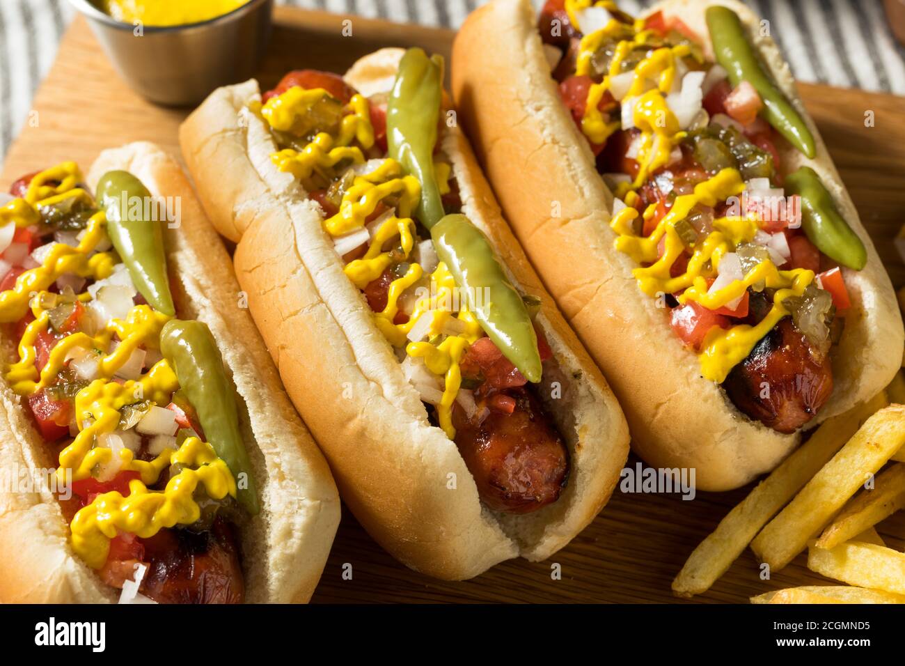 Hausgemachter Chicago Style Hot Dog und Pommes mit Tomatensenf Pfeffer Stockfoto