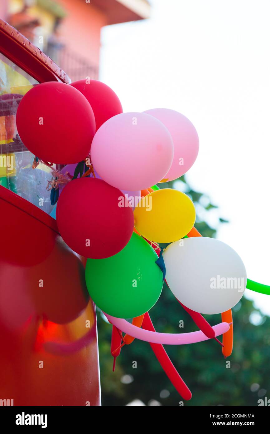 Detailansicht auf verschiedenen Luftballons draußen Stockfoto