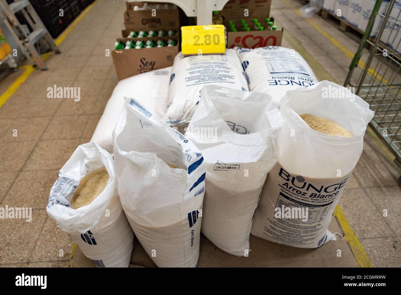 Weiße Reissäcke zum Verkauf in einem Geschäft in San Bartolo, Provinz Lima, Perú Stockfoto