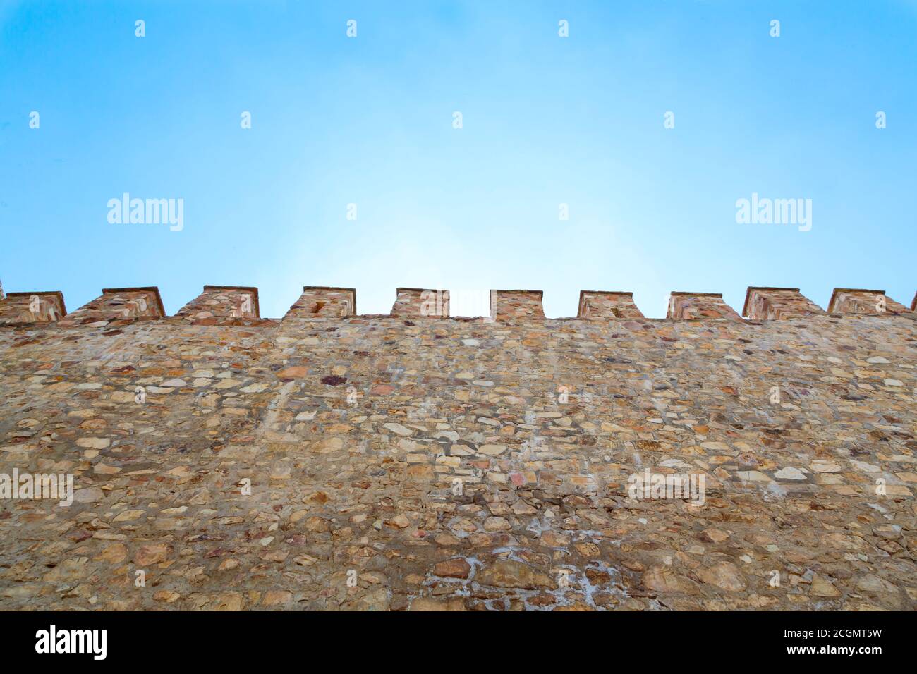 OLS Burgmauer mit Battempents in einem blauen Himmel Hintergrund Stockfoto