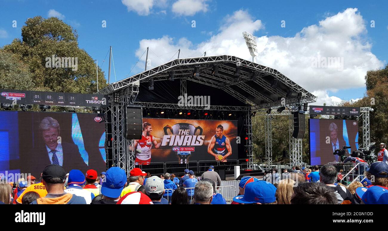 Die Bühne für die AFL Grand Final Parade 2016 steht bereit, während die Fans auf ihre Teams warten, Melbourne, Victoria, Australien Stockfoto