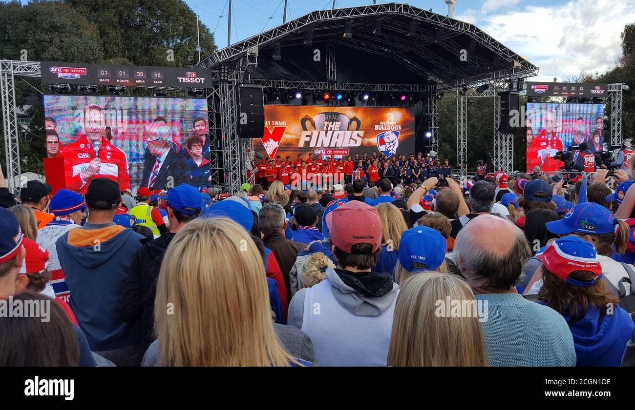 John Longmire, Sydney Swans Trainer auf dem TV-Bildschirm diskutiert das 2016 AFL Grand Final gegen die Western Bulldogs, Melbourne, Victoria, Australien Stockfoto