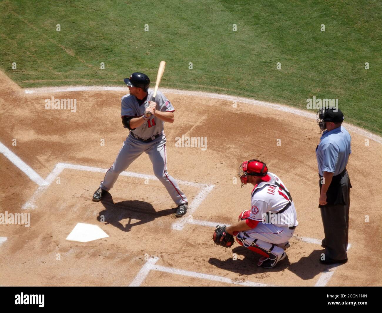 Ein Baseballschläger erwartet den Platz. Stockfoto