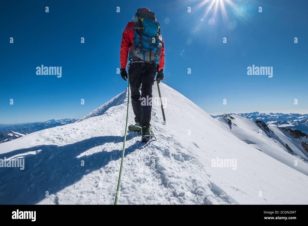 Letzte Schritte vor dem Mont Blanc (Monte Bianco) Gipfel 4,808 m Mann mit Kletteraxt gekleidet Bergsteigen Kleidung, Stiefel mit Steigeisen zu Fuß durch sno Stockfoto