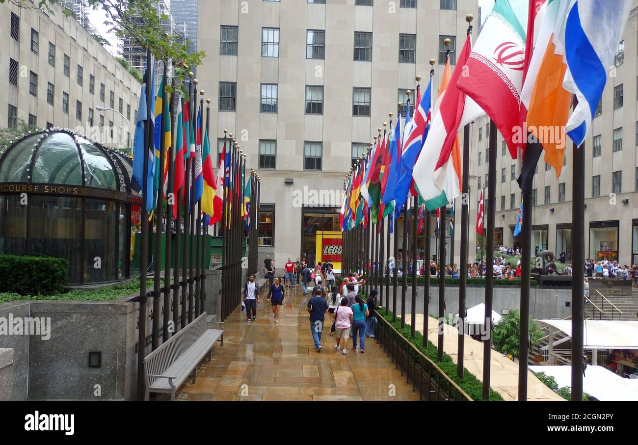 Rockefeller Center Gebäude und Flaggen, New York City, USA Stockfoto