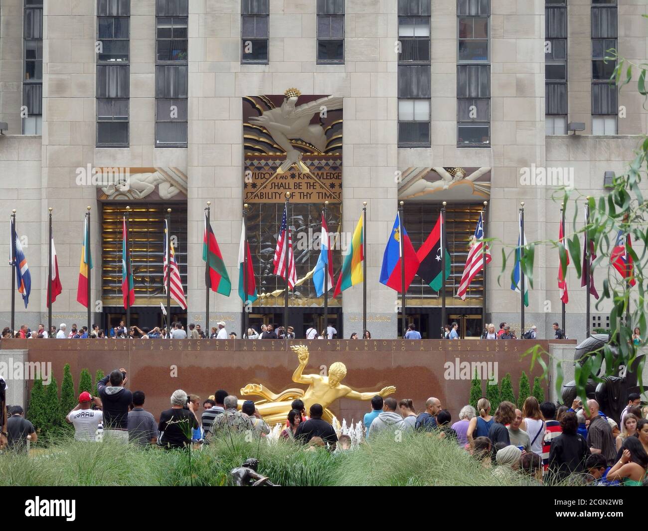 Prometheus Statue und Fahnen am Rockefeller Center, New York City, USA Stockfoto