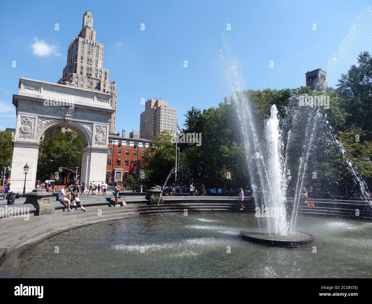 Washington Square Arch und Brunnen im Vordergrund, New York City, USA Stockfoto