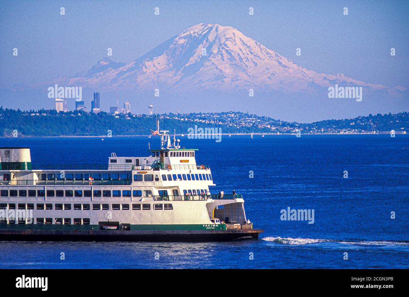 Washington State Ferry Boot auf Puget Sound mit Seattle Skyline und Mount Rainier im Hintergrund aus Kingston, Washington USA Stockfoto