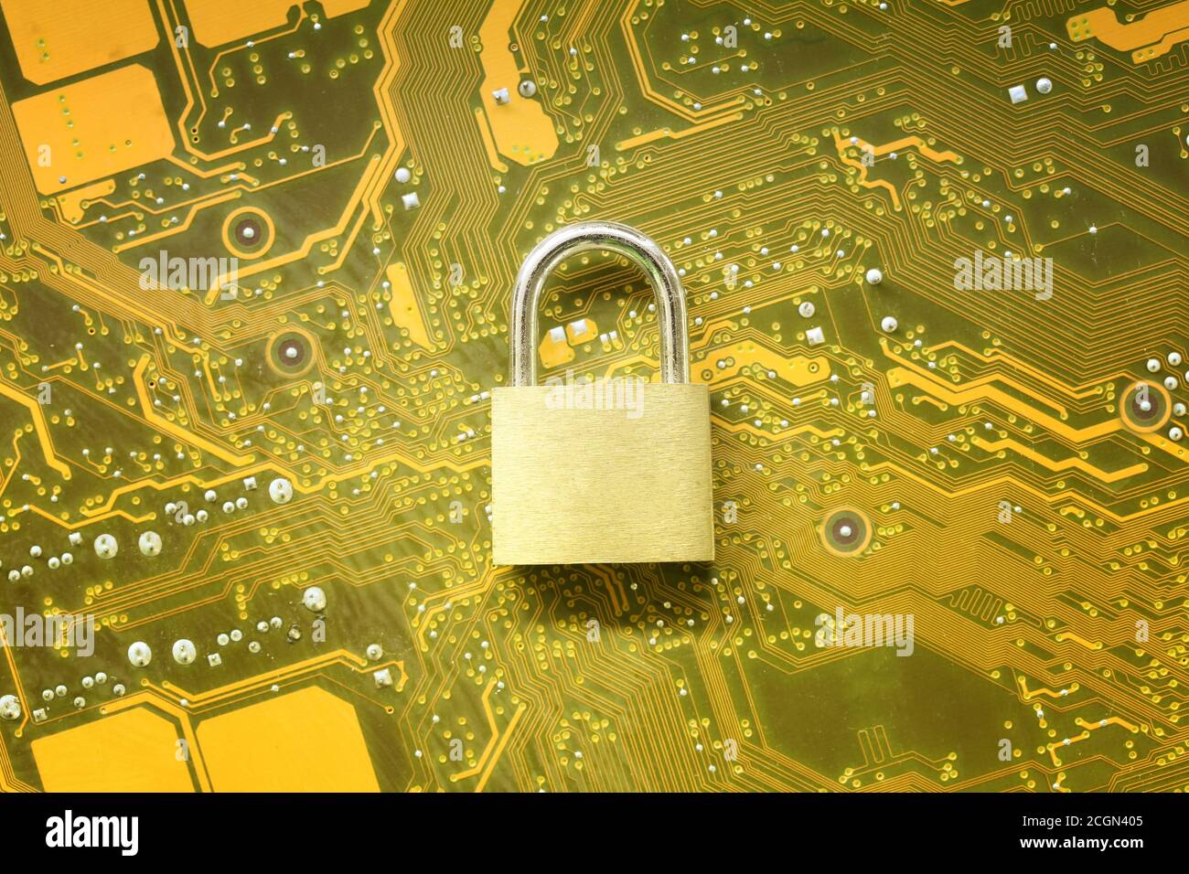 Master-Schlüssel oder Gold Padlock auf elektronischen Motherboards Hintergrund im Konzept der Cyber-Sicherheit. Stockfoto