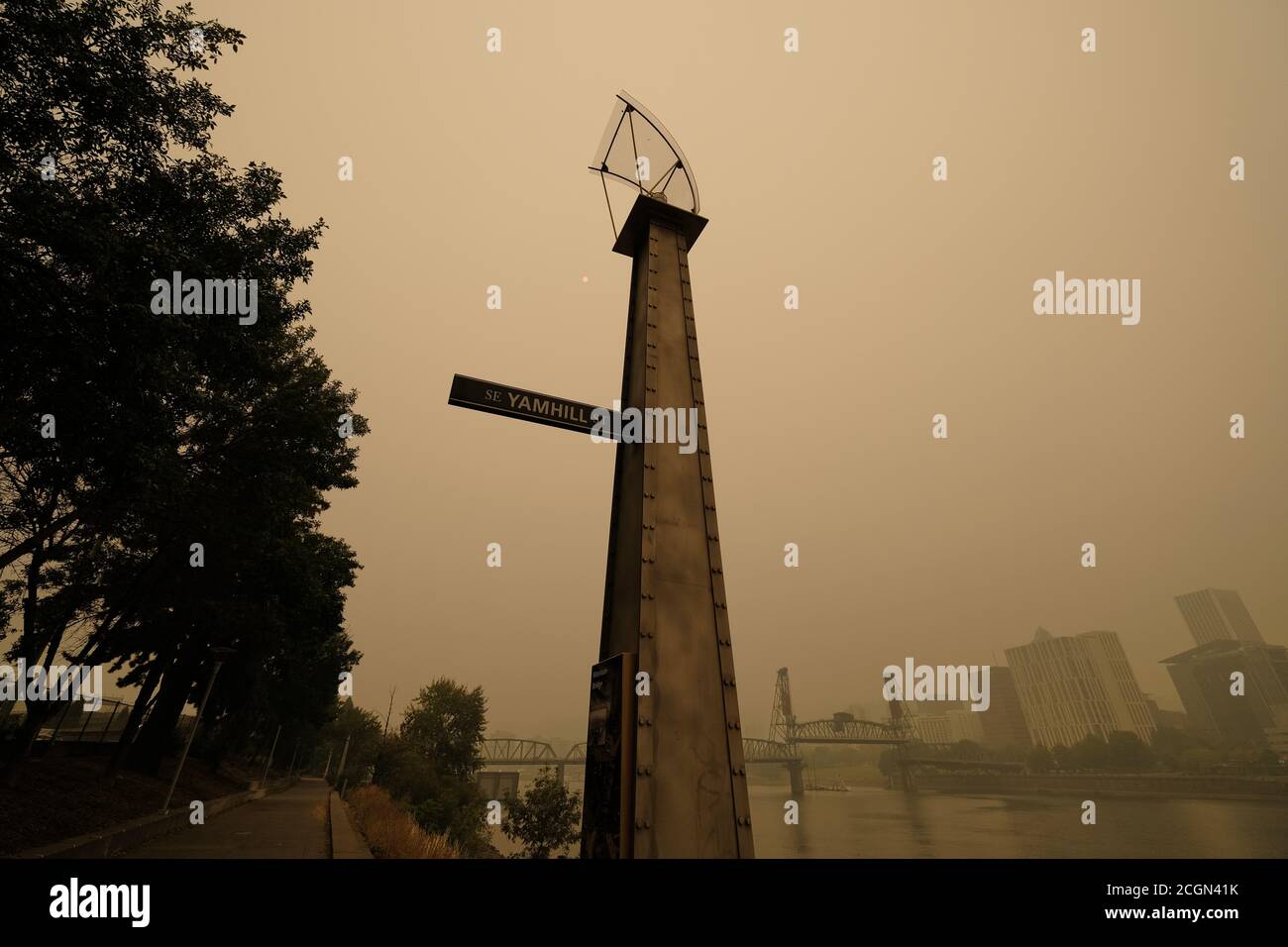 Portland, USA. September 2020. Wildfire Rauch verschlingt Portland, Oregon, am 11. September 2020, von der Eastbank Esplanade aus gesehen. Mehr als eine Million Hektar haben im ganzen Staat verbrannt, als es mit historischen Waldbränden, die über 500,000 Menschen vertrieben haben, zu Graben geht. (Foto: Alex Milan Tracy/Sipa USA) Quelle: SIPA USA/Alamy Live News Stockfoto