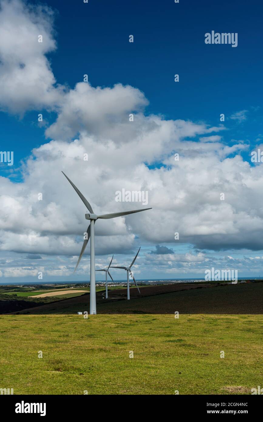 Windkraftanlagen auf Windparks auf Cornwall Fields in England in Europa. Stockfoto