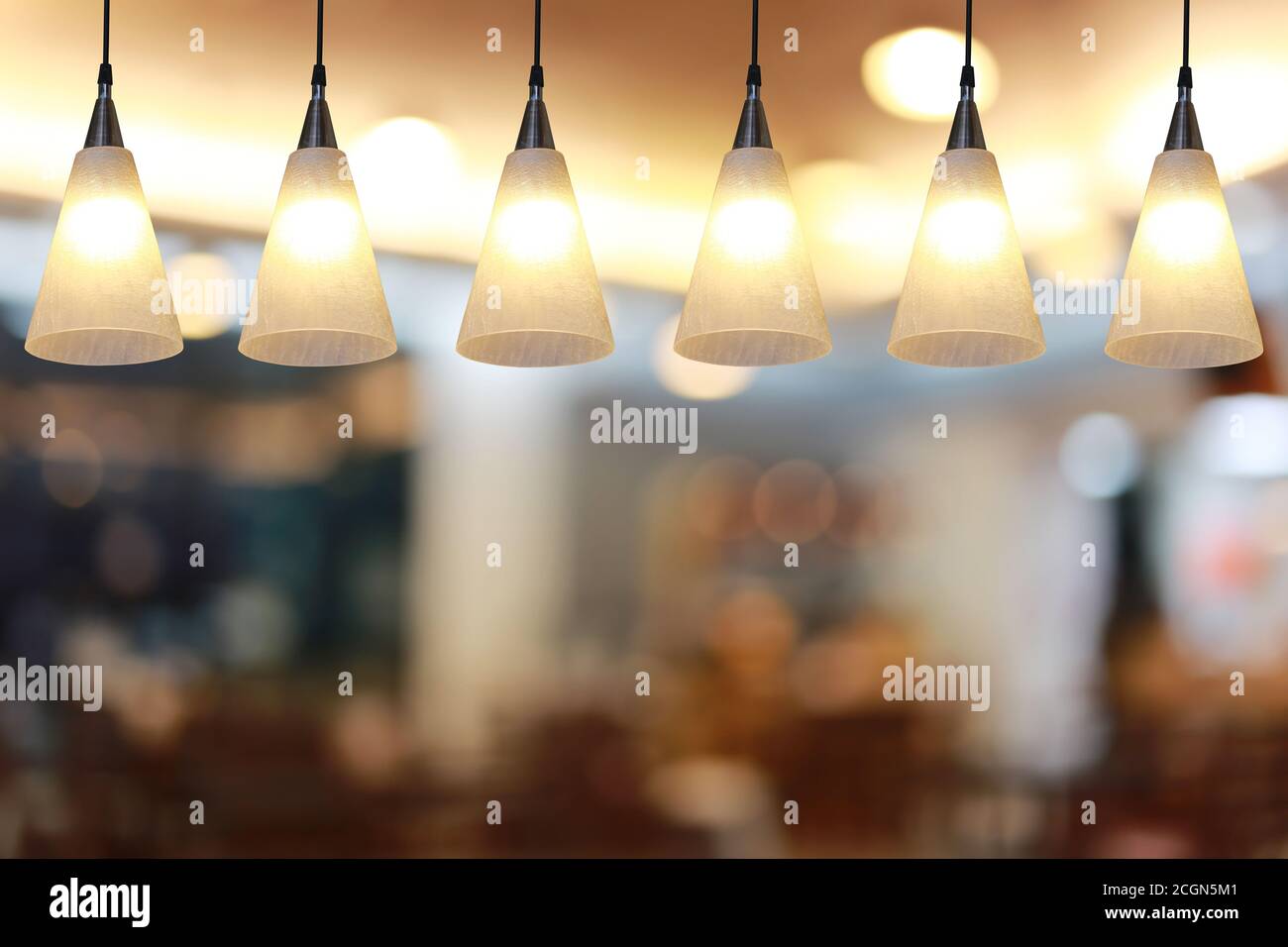 Moderne Lampe, die von der Decke des Restaurants für Design in Ihrer Arbeit Innenraumkonzept. Stockfoto