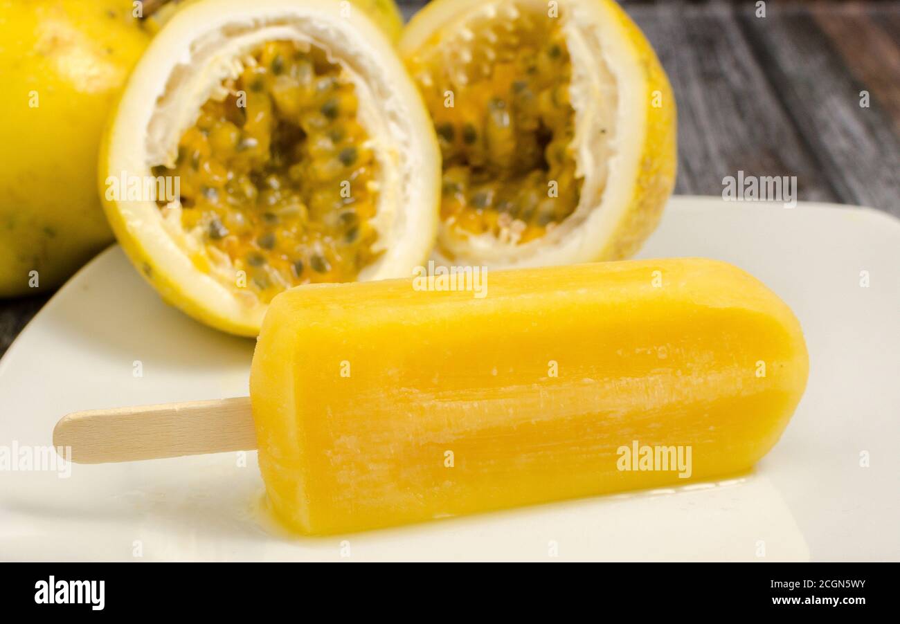 Passionsfrucht Popsicle mit Passionsfrucht rustikal Stockfoto
