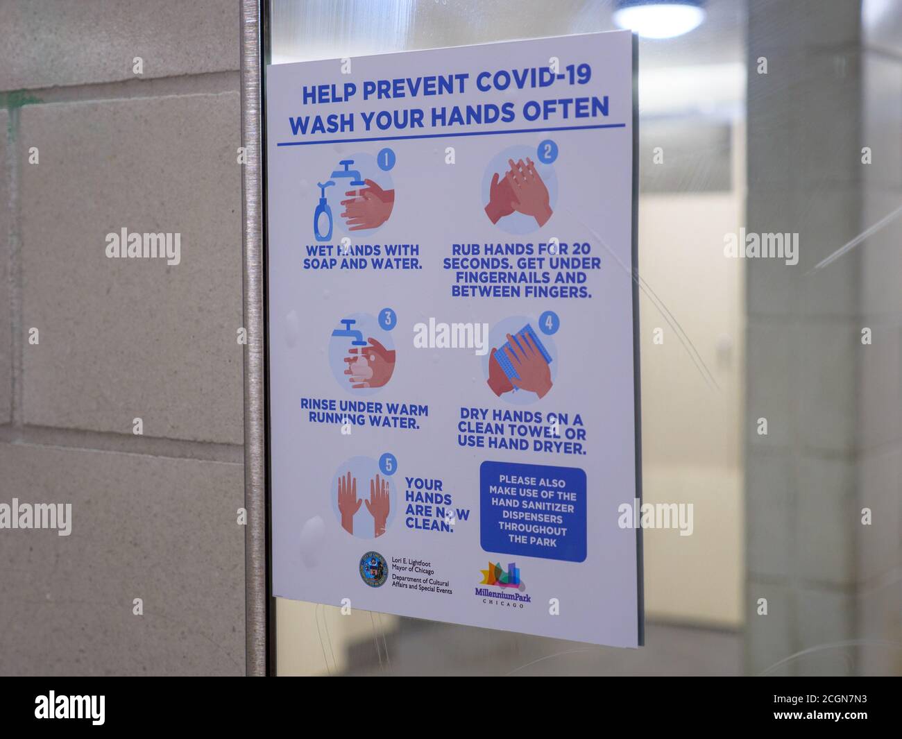 Anweisungen zum Händewaschen in öffentlichen Toiletten während der COVID-19-Pandemie. Millennium Park, Chicago, Illinois. Stockfoto