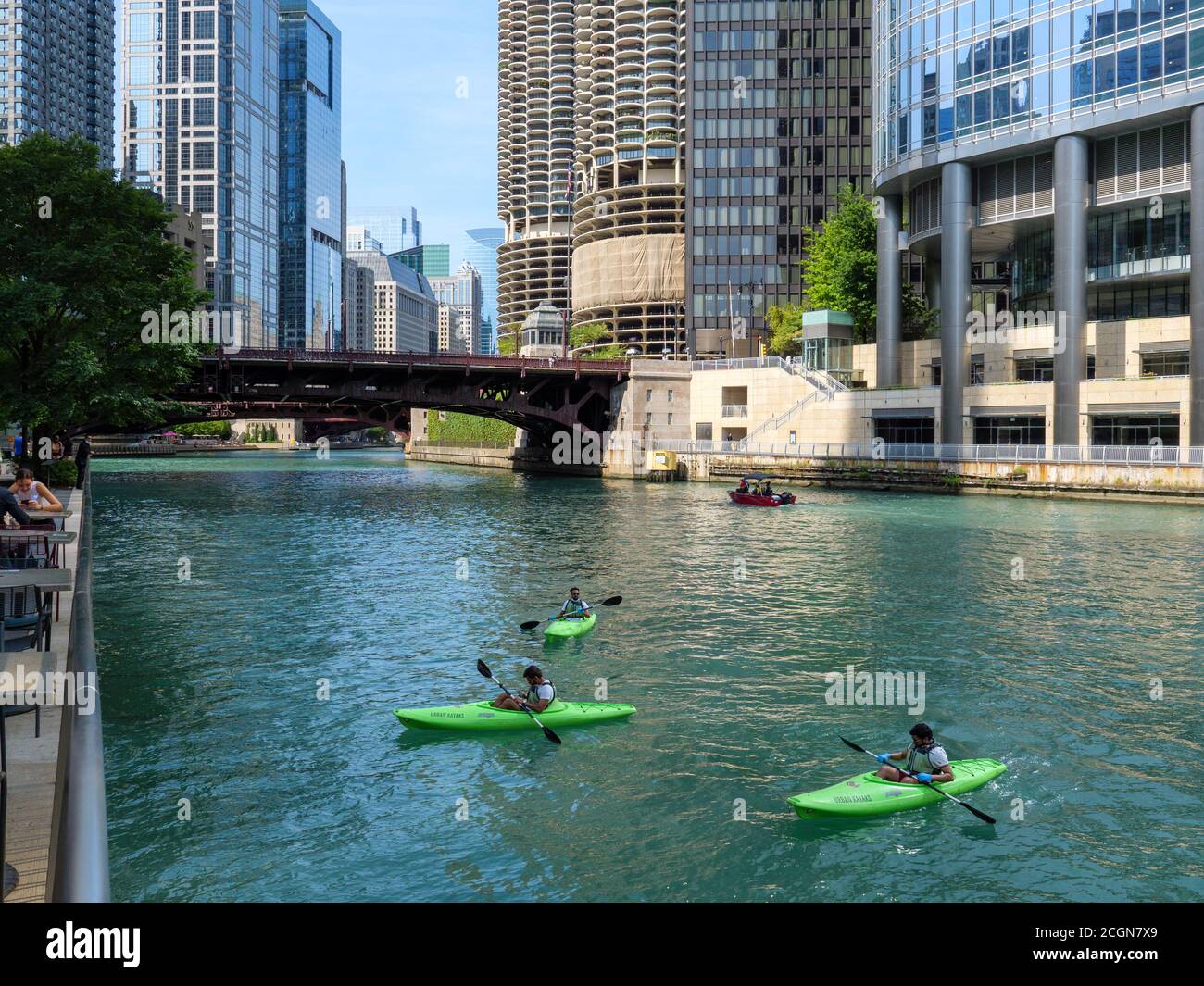 Kajakfahrer auf dem Chicago River, Downtown Chicago, Illinois. Stockfoto