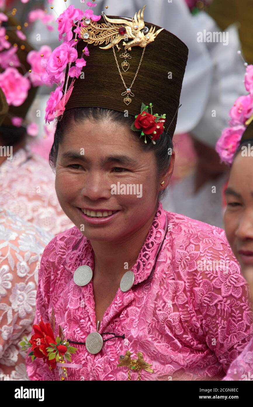 Achang Frauen in traditioneller Tracht, bei einem Dorfanz Wettbewerb, Husa, Dehong Präfektur, Südwesten Yunnan, China 7. März 2008 Stockfoto