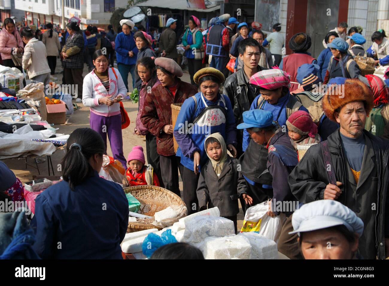 Gesichter in der Menge, Gubaolu Markt, nordöstlich Yunnan Provinz, China 26. Dezember 2006 Stockfoto