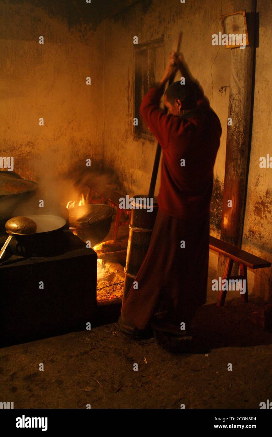 Mönch, der Yak Butter Tee macht, im Muli Kloster, Wachang Stadt, Muli Tibetische Autonome Präfektur, West Sichuan, China 18. Dezember 2006 Stockfoto