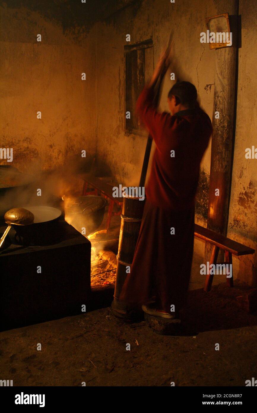 Mönch, der Yak Butter Tee macht, im Muli Kloster, Wachang Stadt, Muli Tibetische Autonome Präfektur, West Sichuan, China 18. Dezember 2006 Stockfoto