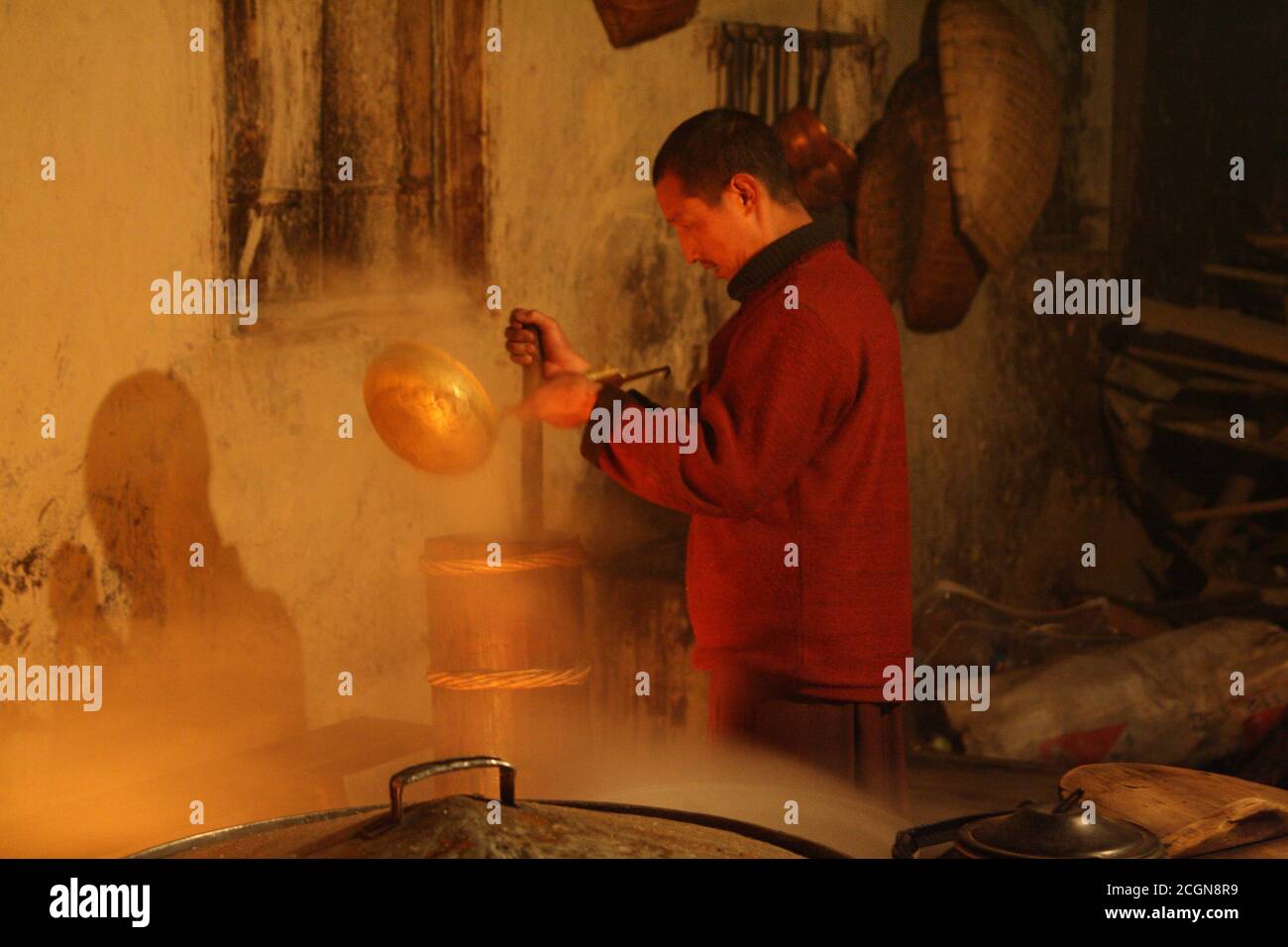 Mönch, der Yak Butter Tee macht, im Muli Kloster, Wachang Stadt, Muli Tibetische Autonome Präfektur, West Sichuan, China 18. Dezember 2006 Stockfoto