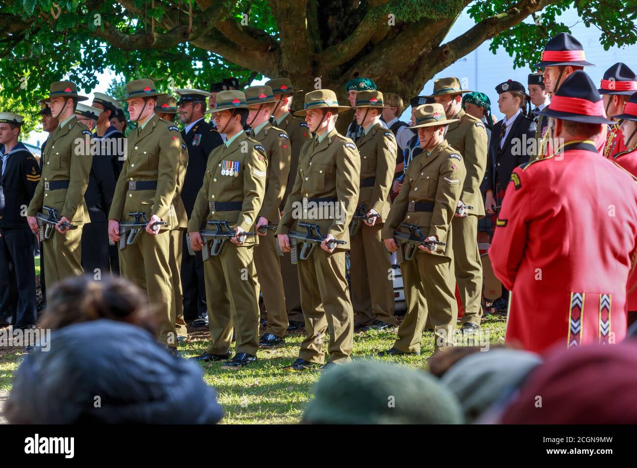 Mitglieder der neuseeländischen Streitkräfte (Armee, Marine und Seekadetten) beim 150. Jahrestag der Gedenkfeier des Batlles von Gate Pa, Tauranga, NZ, Stockfoto