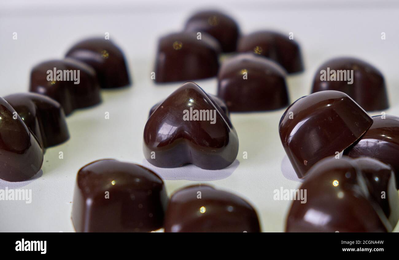 Halbsüße Schokolade und Milchschokolade mit Kokosmilch gefüllt, geformt wie Herzen Stockfoto