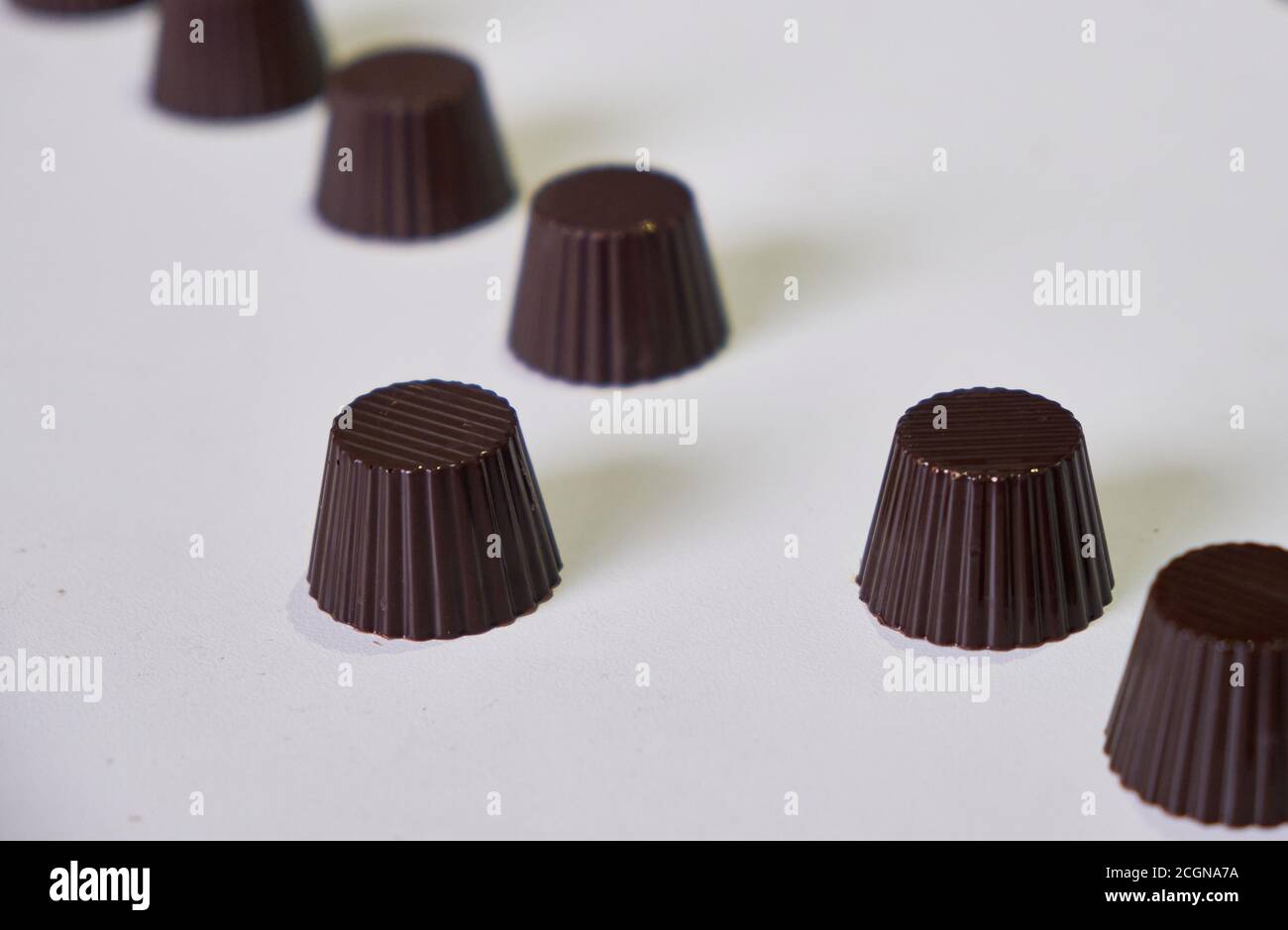 Halbsüße Schokolade und Milchschokolade mit Kokosmilch gefüllt, geformt wie Herzen Stockfoto