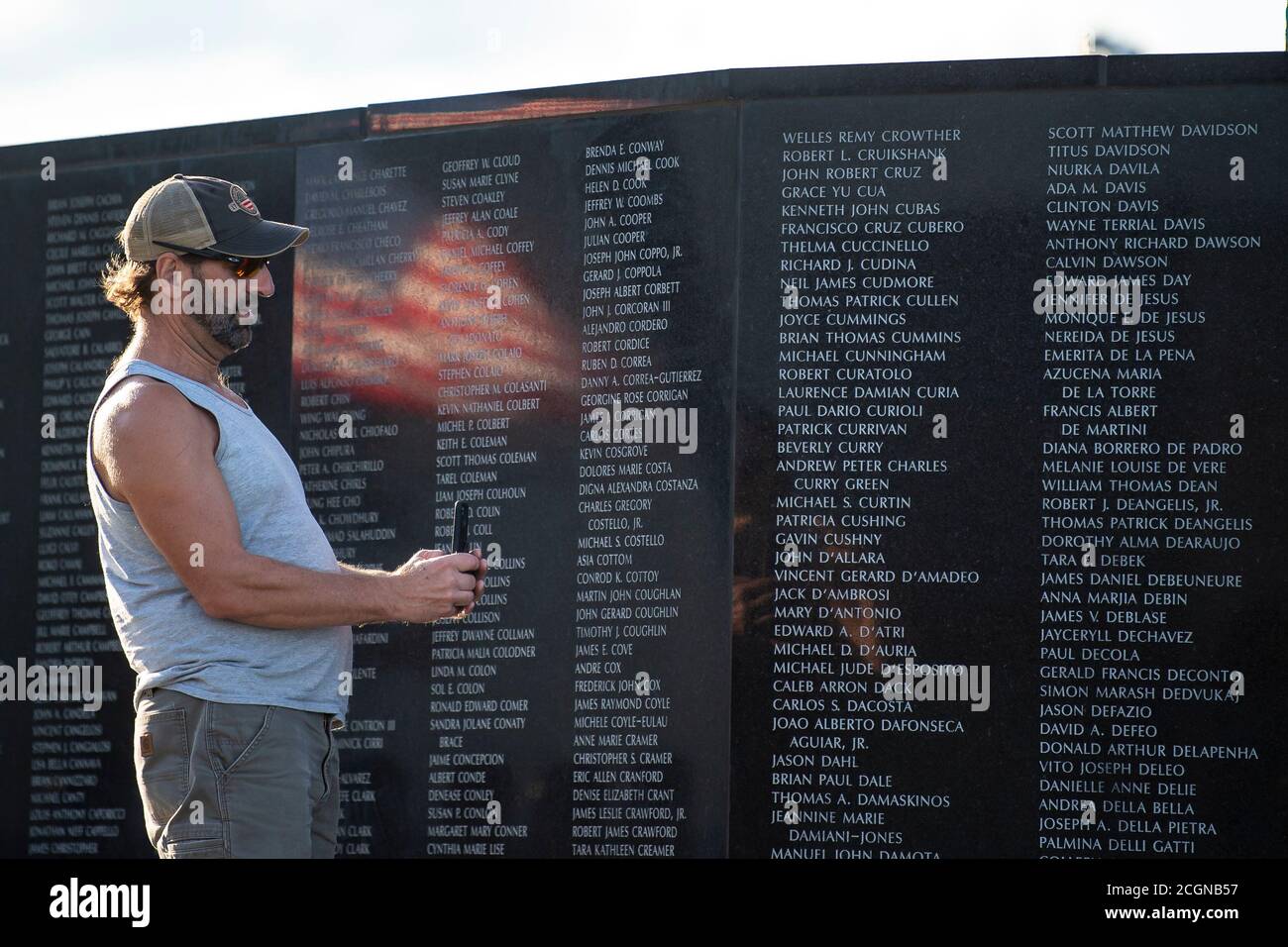 Bayonne, New Jersey, USA. 11. September 2020: Ein Mann fotografiert die Namen der Opfer der Anschläge von 9/11 am Tear Drop Memorial in Bayonne, New Jersey. Das Tear Drop Memorial war ein offizielles Geschenk der russischen Regierung als Denkmal für die Opfer der Anschläge vom 11. September 2001, von denen 26 Russen waren. Obligatorische Gutschrift: Kostas Lymperopoulos/CSM Kredit: CAL Sport Media/Alamy Live News Stockfoto