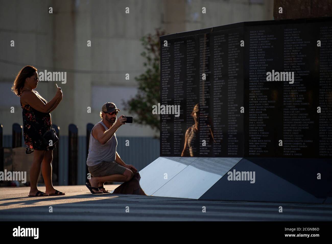 Bayonne, New Jersey, USA. 11. September 2020: Ein Paar fotografiert die Namen der Opfer der Anschläge von 9/11 auf dem Tear Drop Memorial in Bayonne, New Jersey. Das Tear Drop Memorial war ein offizielles Geschenk der russischen Regierung als Denkmal für die Opfer der Anschläge vom 11. September 2001, von denen 26 Russen waren. Obligatorische Gutschrift: Kostas Lymperopoulos/CSM Kredit: CAL Sport Media/Alamy Live News Stockfoto