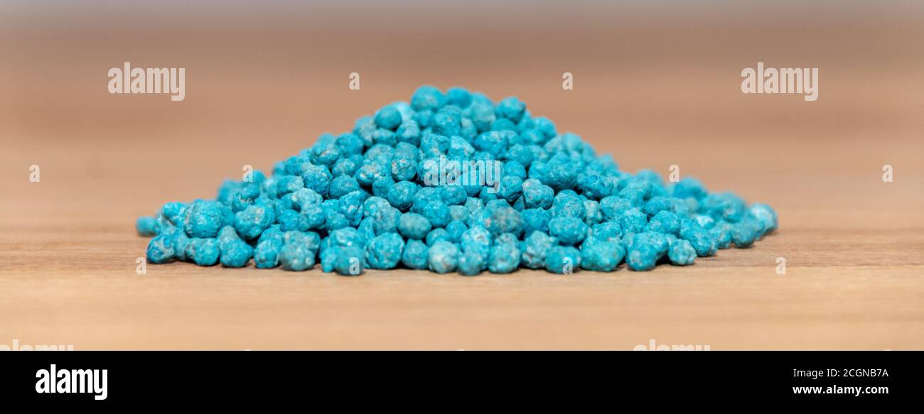 Dnger fr Pflanzen. Blaue Kugeln aus dreifachem Dnger 17. Landwirtschaft  Stockfotografie - Alamy