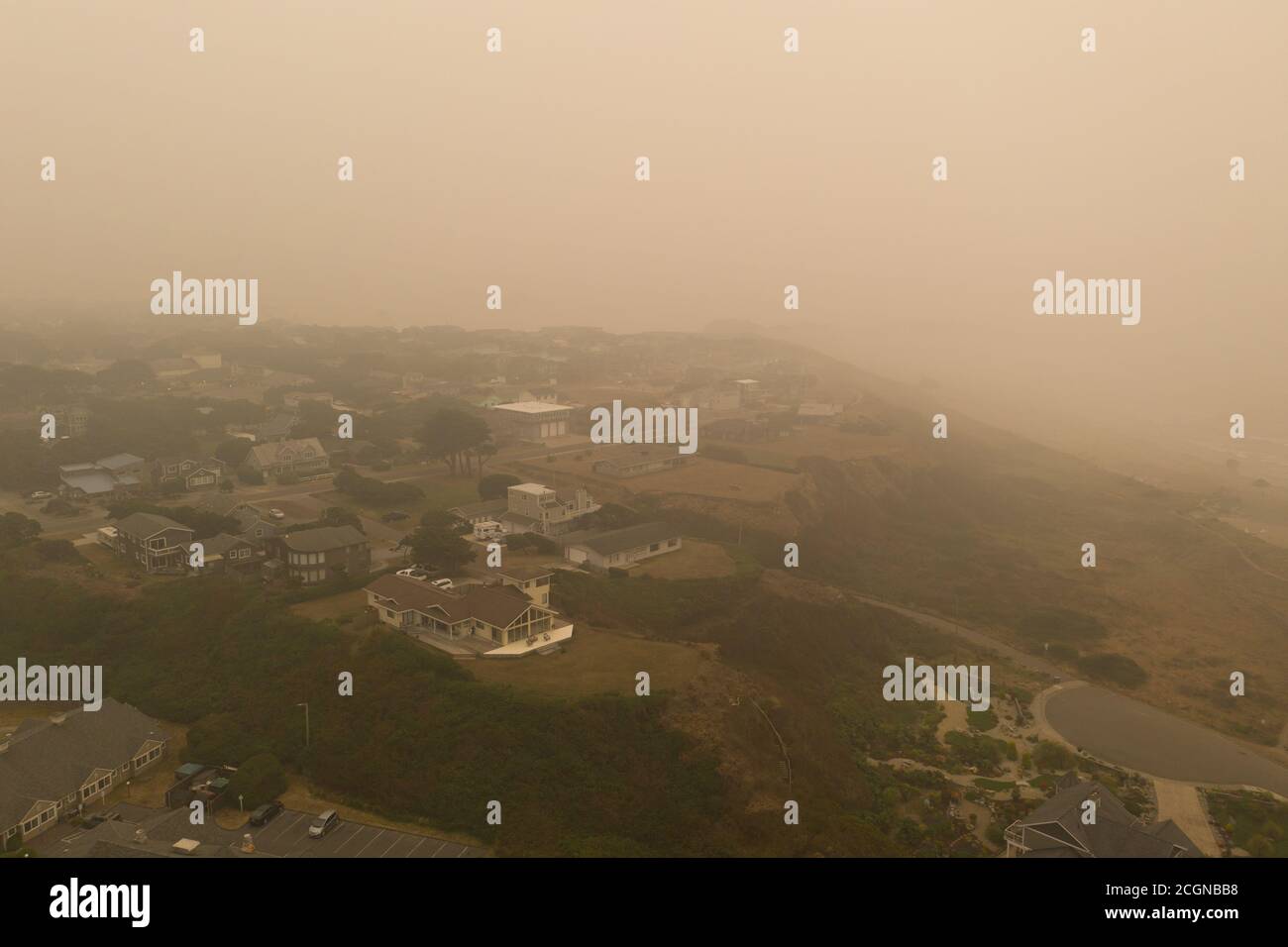 Luftaufnahme von Bandon Oregon während der Waldbrände Saison 2020 mit braun Mit Asche gefüllte Luft Stockfoto