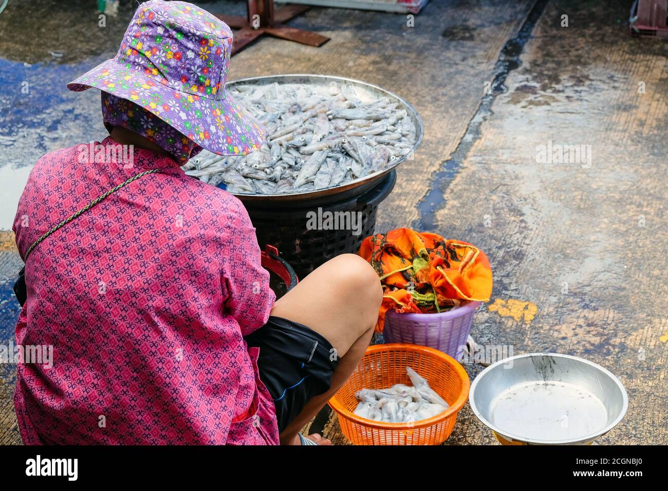 Straßenverkäufer am Fischmarkt in Hua hin District, Prachuap Khiri Khan Province, Thailand Stockfoto