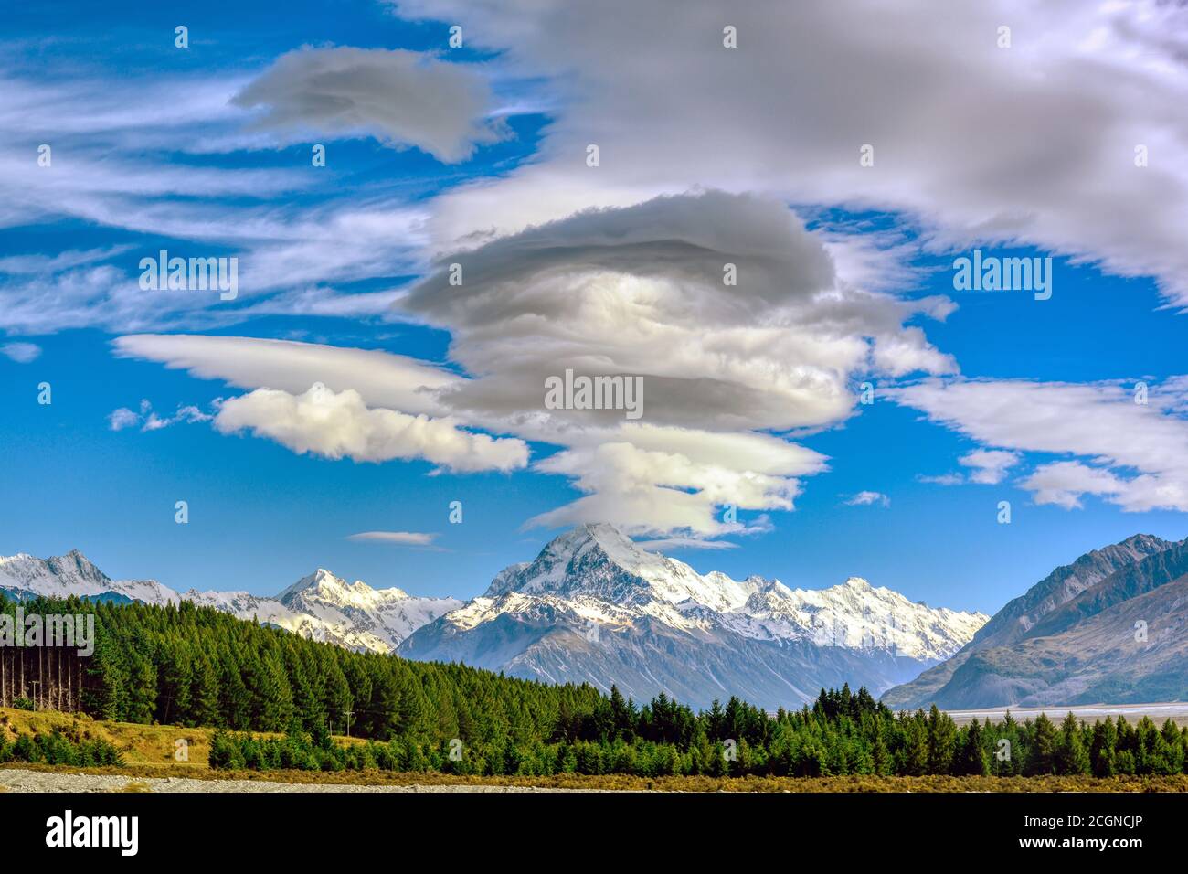 Aufregende Wolken über dem Mount Cook am See der aussichtspunkt pukaki ist ein beliebter Aussichtspunkt auf der Südinsel Neuseelands. Stockfoto