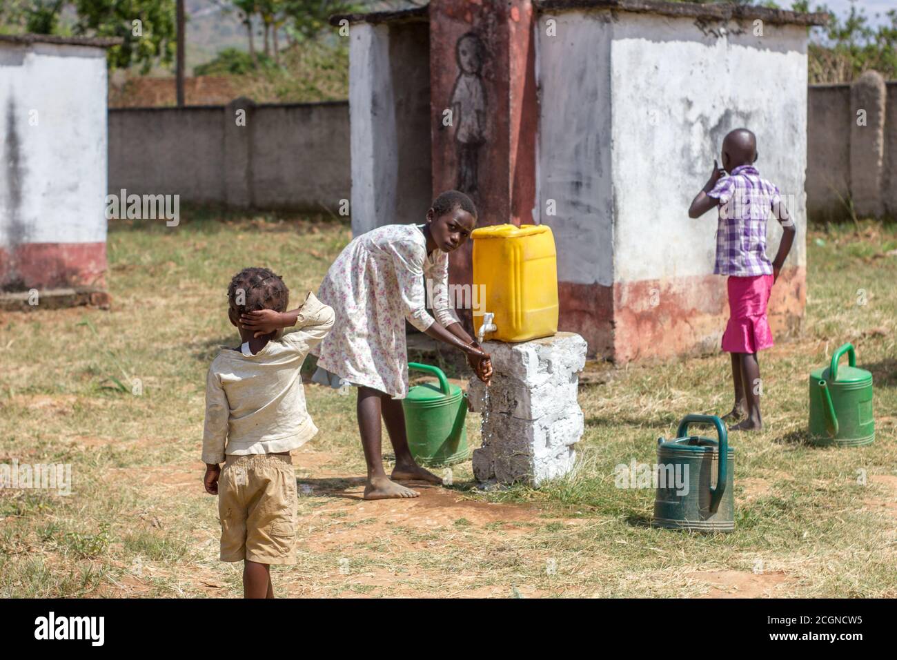 Schüler waschen sich die Hände auf dem Weg zur Latrine Stockfoto