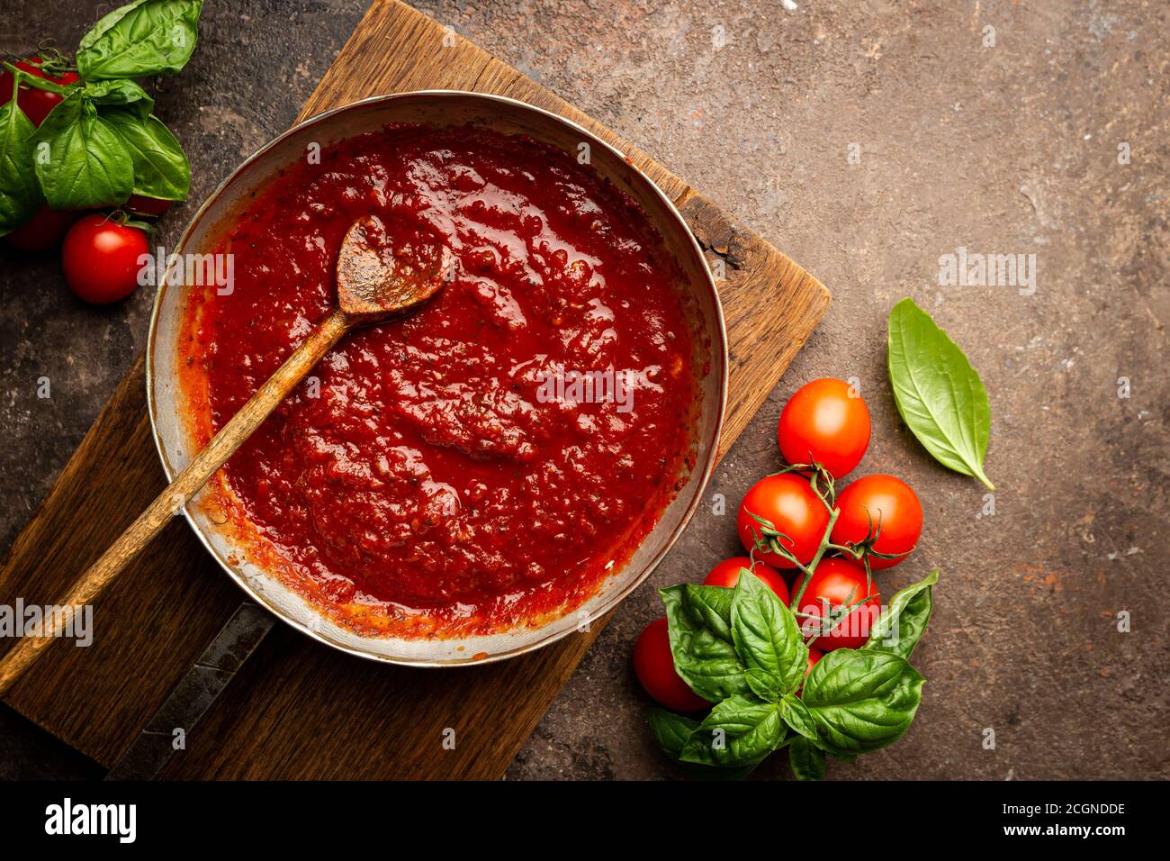 Klassische hausgemachte italienische Tomatensauce mit Basilikum für ...