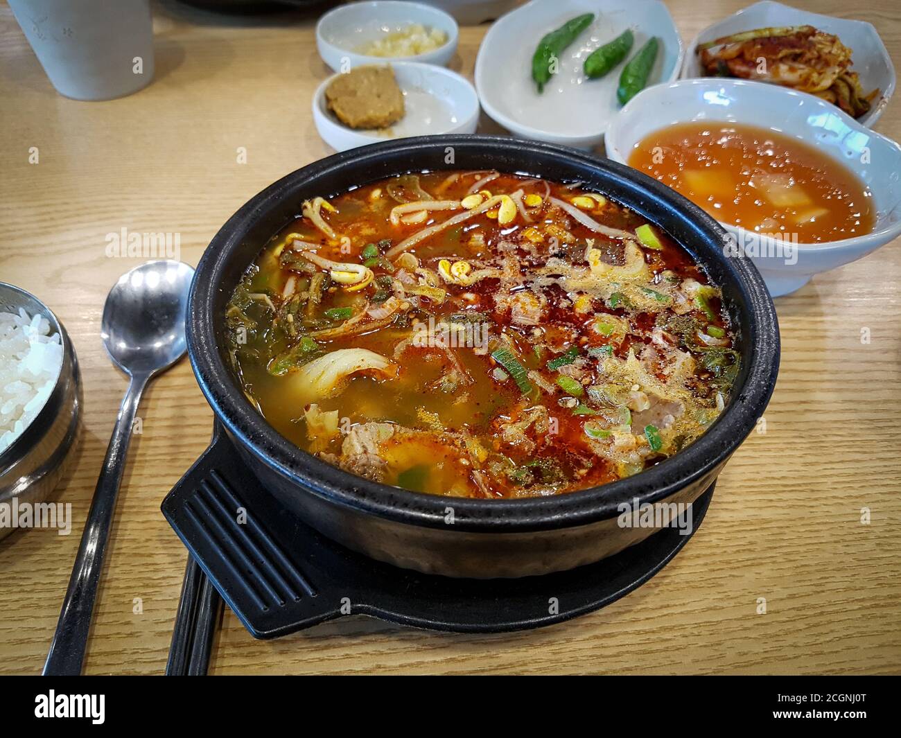 Haejang-guk oder Hangover-Suppe - Suppe, die in der koreanischen Küche als Kater-Kur gegessen wird. In Scheiben geschnittenes Rindsblut ähnlich dem schwarzen Pudding in einer Rinderbrühe. Stockfoto