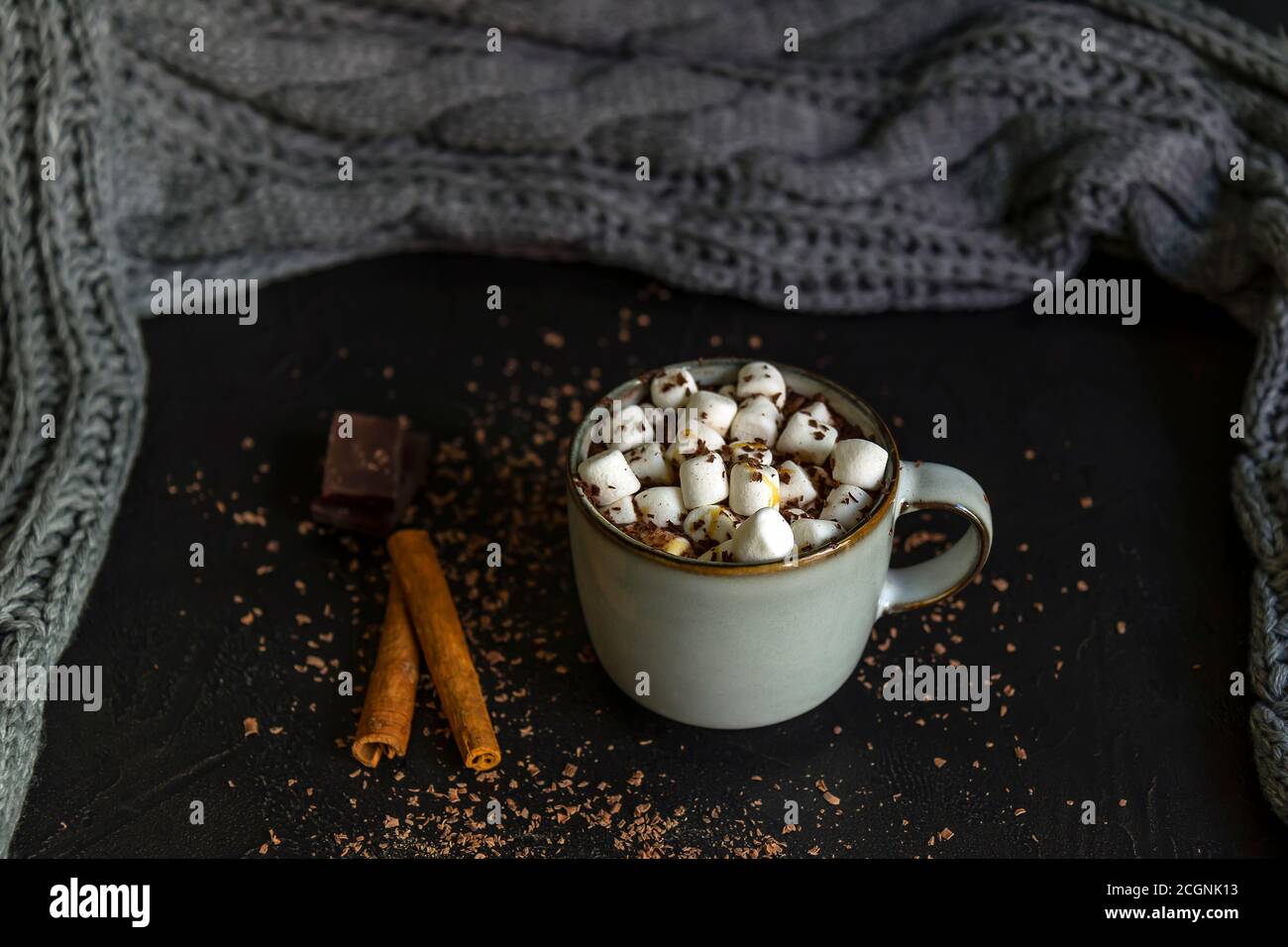 Gemütliche Feiertagskomposition, Becher mit Kakao oder heiße Schokolade mit Marshmallow. Stockfoto