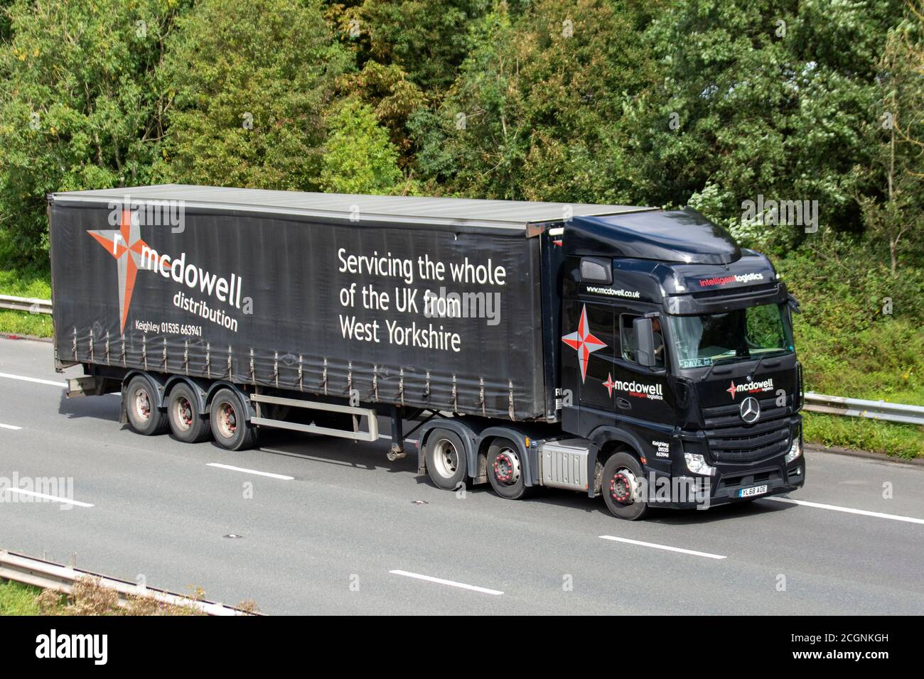 Dave Driving for R McDowell Speditioning & Distribution Ltd Speditions Delivery Trucks, LKW, Transport, LKW, Frachtführer, Bercedes Benz Vehicle, European Commercial Transport industry LKW, M6 in Manchester, UK Stockfoto