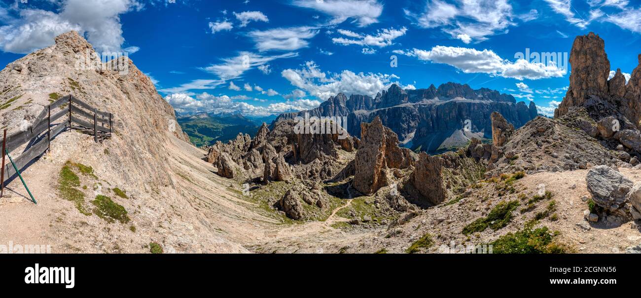 Große Sommerlandschaft des Cir Pass in Alta Badia mit Sellagruppe , Dolomiten - Italien Stockfoto