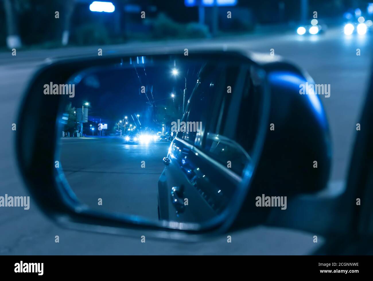 Straße reflektiert in Seitenspiegel des Autos Stockfoto