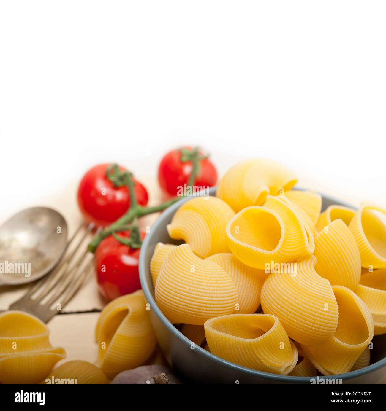 Italienischen Schnecke Lumaconi Pasta mit Reife Cherry-Tomaten-sauce Zutaten Stockfoto