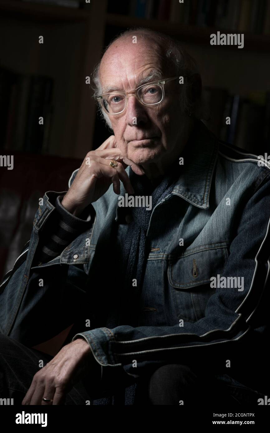 Roger McGough, Dichter, Schriftsteller und Sender Location Portrait Stockfoto