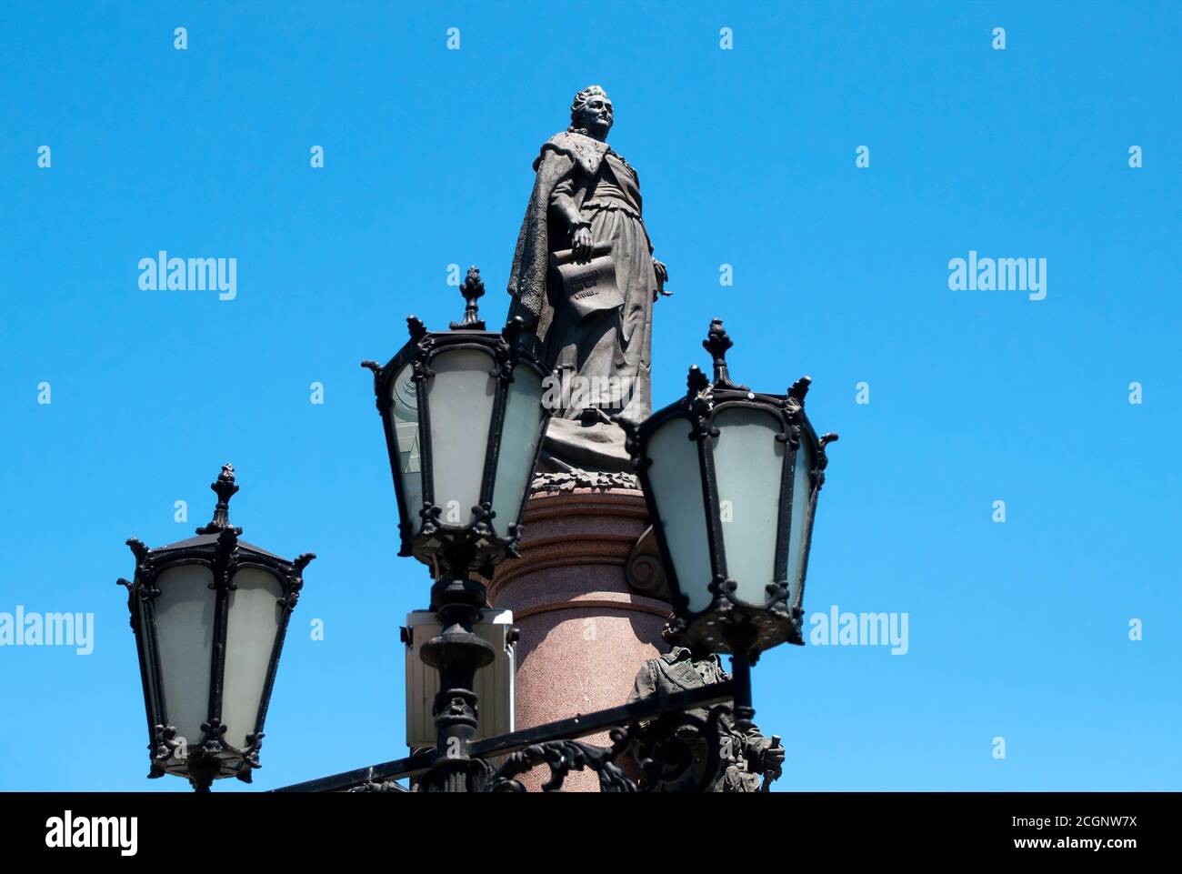 Odessa Ukraine, Ansicht des Denkmals für Katharina II. Durch die Spitze des Lampenpfosten auf Jekaterininskaya Platz Stockfoto